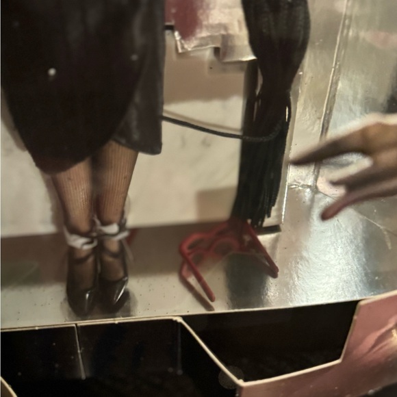 Mattel Disney: 101 Dalmatians - Cruella de Vil Doll (16295) - Picture 4 of 10